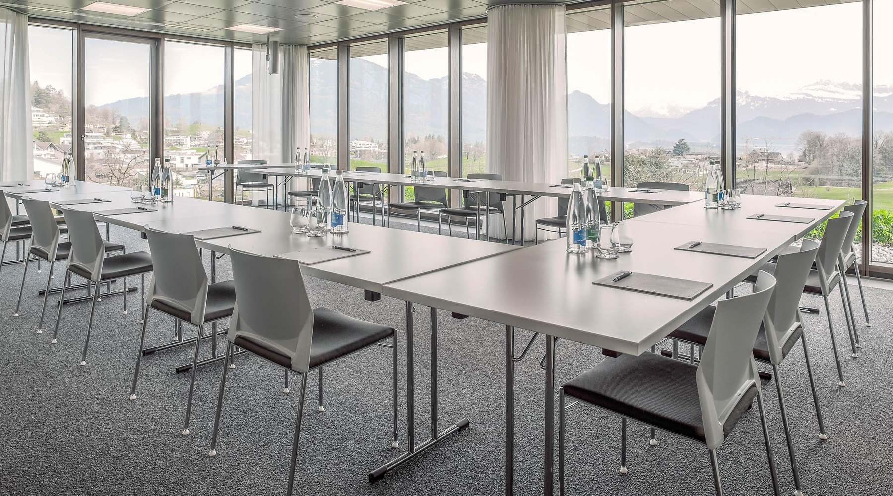 <span class='cycle-icon MEETINGS'></span><span class='cycle-title'>MEETINGS</span><span class='cycle-subtitle'>The modern seminar rooms offer the best conditions for successful seminars, meetings and presentations</span>